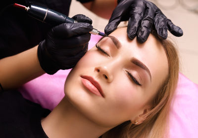 Femme réalisant un soin de dermopigmentation esthétique